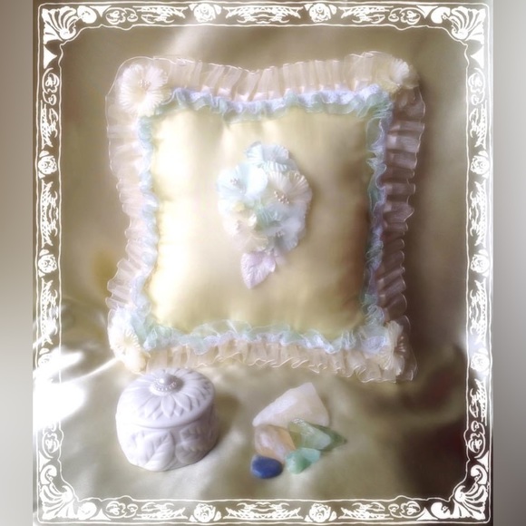 Hand Crafted Flowers Of Serenity Pillow (Lemongrass) - Picture 2 of 3